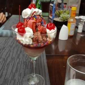 Sundae de fresa y chocolate