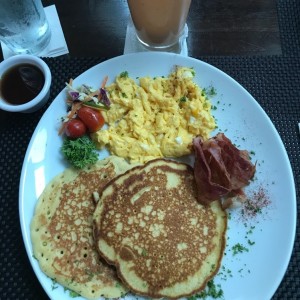 pancakes con huevo y tocino