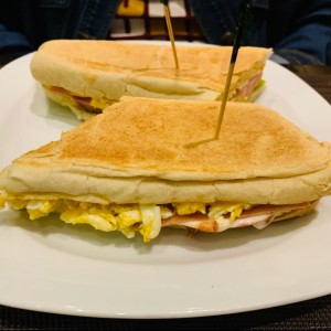 sandwich de huevo y jamon