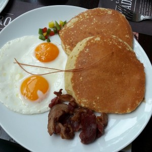 Pancakes y wafles con tocino y huevo frito