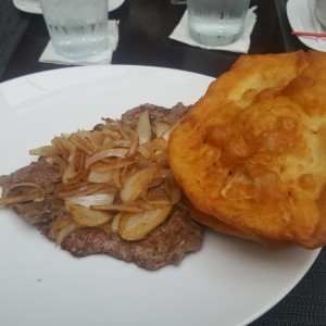 bistec encebollado con ojaldre