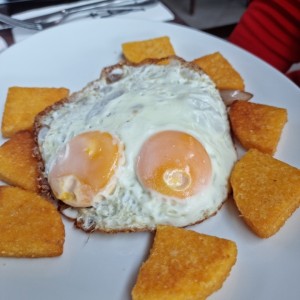 Bistec de res encebollado a caballo.