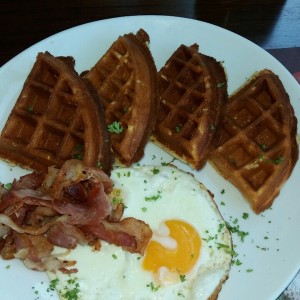 Pancakes y wafles con tocino y huevo frito