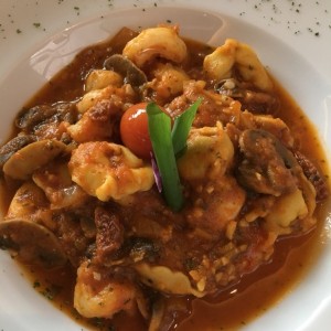 Tortellini con hongos y camarones en tomate seco