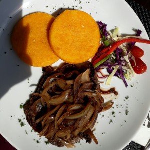 Bistec de res encebollado