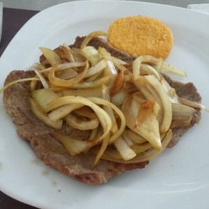 Bistec de Res encebollado