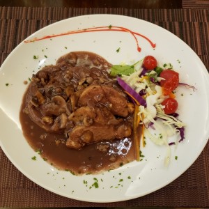 Pavo relleno de frutos secos en salsa de hongos