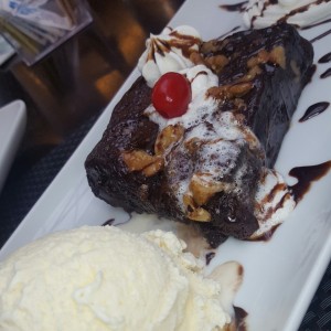 Brownie de nueces y helado