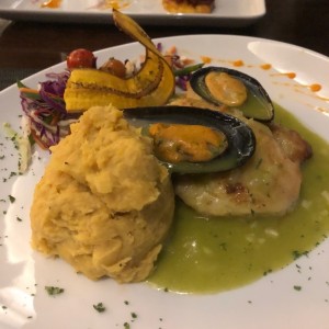 corvina en salsa verde y pure de platano