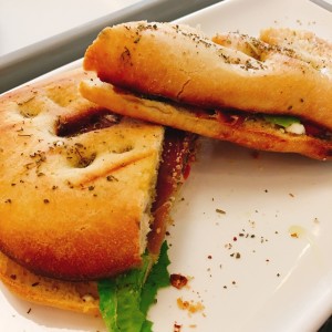 focaccia con jamon serrano