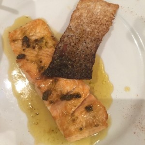 Salmon con alcaparras, limon y miel