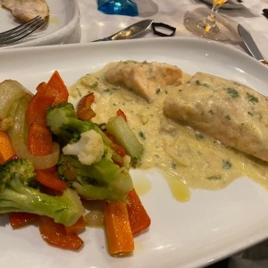 Salmon con crema de esparragos y vegetales 