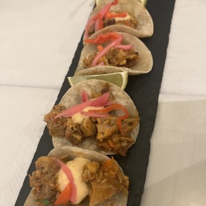 Tacos de cochinilla