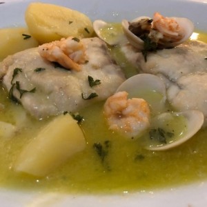 corvina en dalda verde  con langostinos 