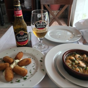 croquetas jamon y gambas al ajillo