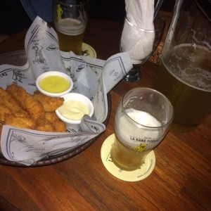 Chicken Fingers y Cerveza artesala Blanche