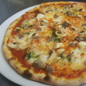 pizza Don Ciccio, pesto, hongos Y chorizo italiano 