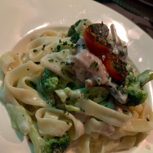 Fettuccini en salsa blanca con brocoli