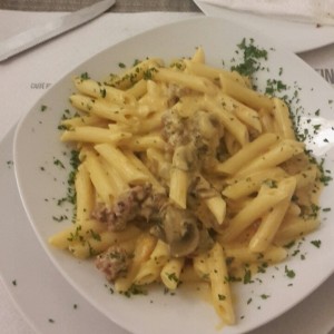 Penne con chorizo y hongos 