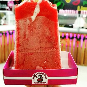 Paleta de fresa rellena de leche condensada