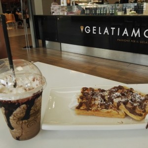 Waffles con nutella y frapuccino