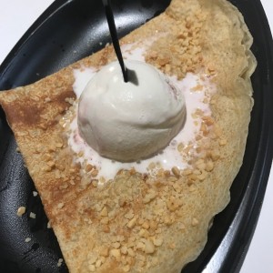 Crepe Dulce de helado de cheese Cake con almendra crocante