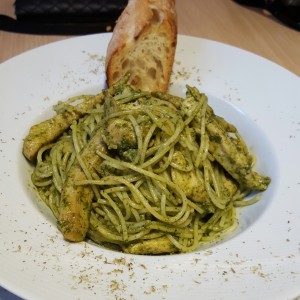 spaghetti al pesto con pollo 