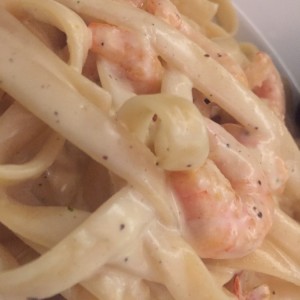 Fetuccini con camarones en salsa alfredo