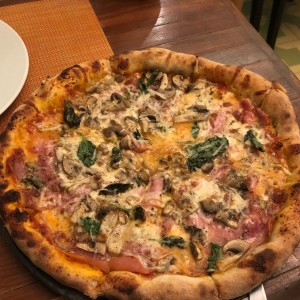Pizza de Jamon y Hongos 