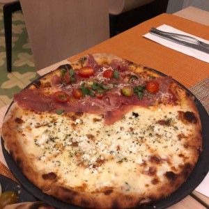 pizza mitad 4 quesos y mitad jamon serrano y tomate cherry