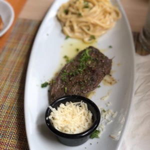 Filete al vino con linguine en salsa blanca