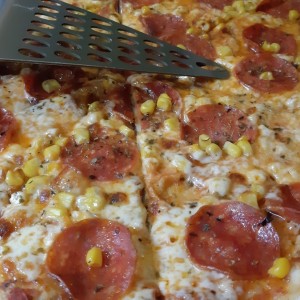 pizza con pepperoni y maiz
