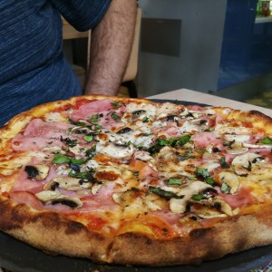 Pizzas Tradicionales - Jamon y hongos 