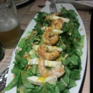 ensalada con camarones