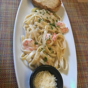 Alfredo con pollo/ Camarones. 13.50-14.50