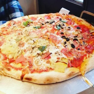 Pizza mitad Capricciosa y mitad Don Tomasino