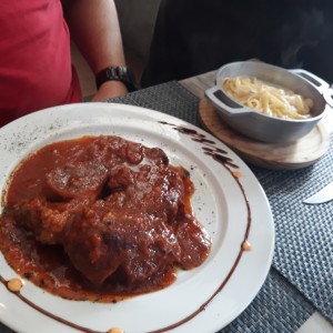 Ossobuco de Res con Linguini a la Crema