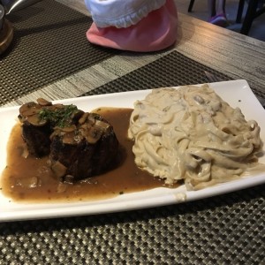 lomo en salsa de champignon con espaguetti a la strega