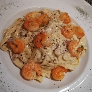 Fettuccine a la Strega con camarones