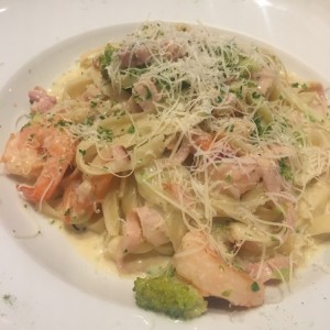 Fettucine con camarones brocoli