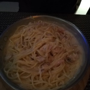 Spaguetti en salsa Alfredo con pollo