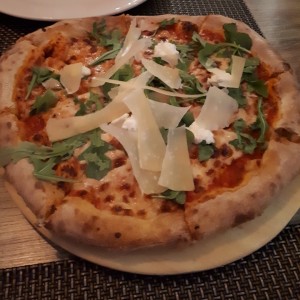 pizza al pastor con queso de cabra y arugula