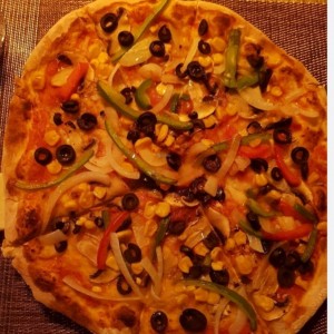 pizza con vegetales y aceitunas