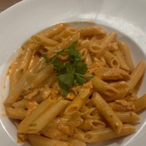 Penne con vodka y salmon