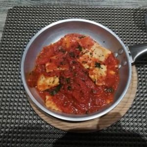 Ravioli de Carne Salteado Al Fileto Di Pomodoro