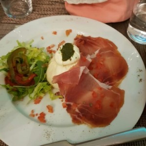 carpacciode jamon serrano con musarela de bufala