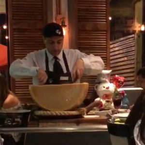 el mesero haciendo fettuccine la strega en el queso