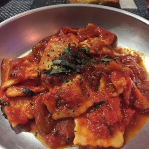 Ravioli de Carne Salteado Al Fileto Di Pomodoro