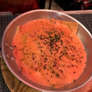 Ravioli de Salmon Ahumado y Queso Ricotta, a la Crema de Cebollina