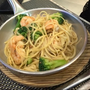 spaguetti vegetales con camarones